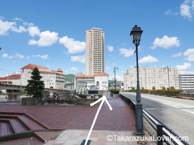 宝塚大橋の向こうに大劇場が見えてきます