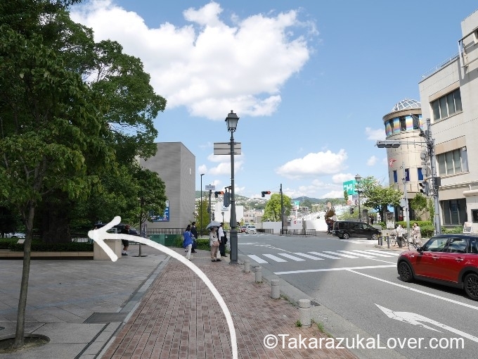 交差点を左へ曲がります