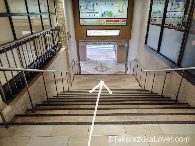 階段を下りると1Fです