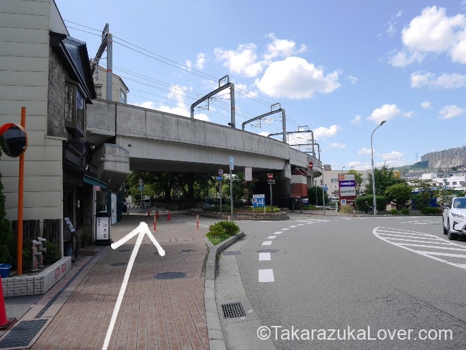 阪急の高架下を横切り、まっすぐ歩きます
