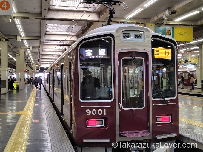 阪急梅田駅・4番線から宝塚線に乗ります