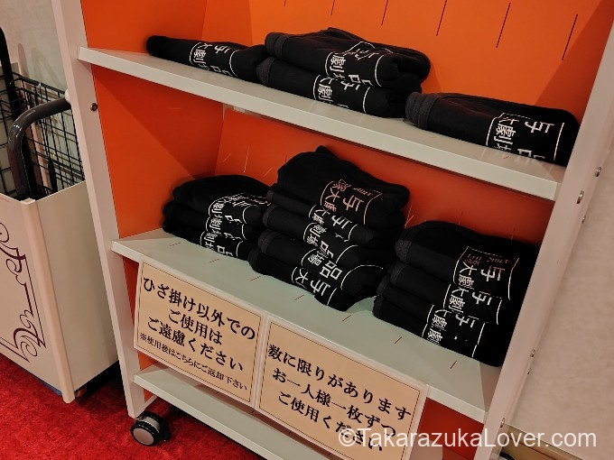 ネイビーのブランケット